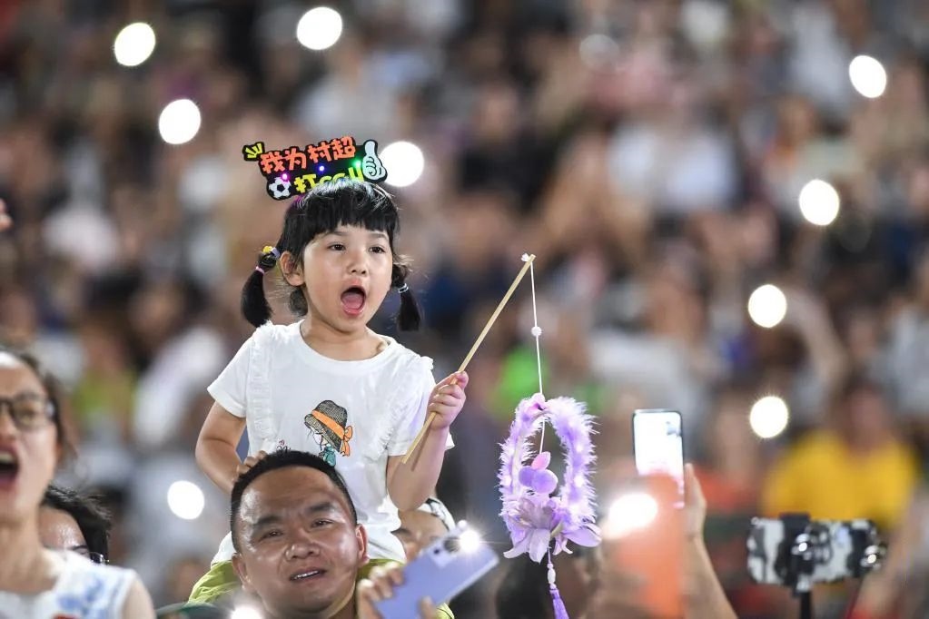 6月23日，一名小朋友在場(chǎng)邊觀賽。（新華社記者 楊文斌 攝）