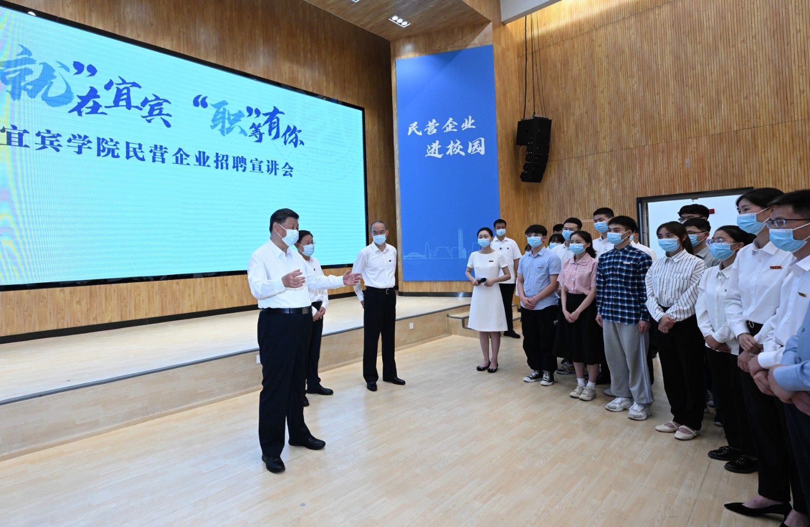 2022年6月8日，習(xí)近平總書(shū)記在四川考察。這是8日下午，總書(shū)記在宜賓學(xué)院考察時(shí)，向正在參加企業(yè)招聘宣講會(huì)的教師、學(xué)生、企業(yè)負(fù)責(zé)人了解企業(yè)招工需求和畢業(yè)生簽約率等情況。
