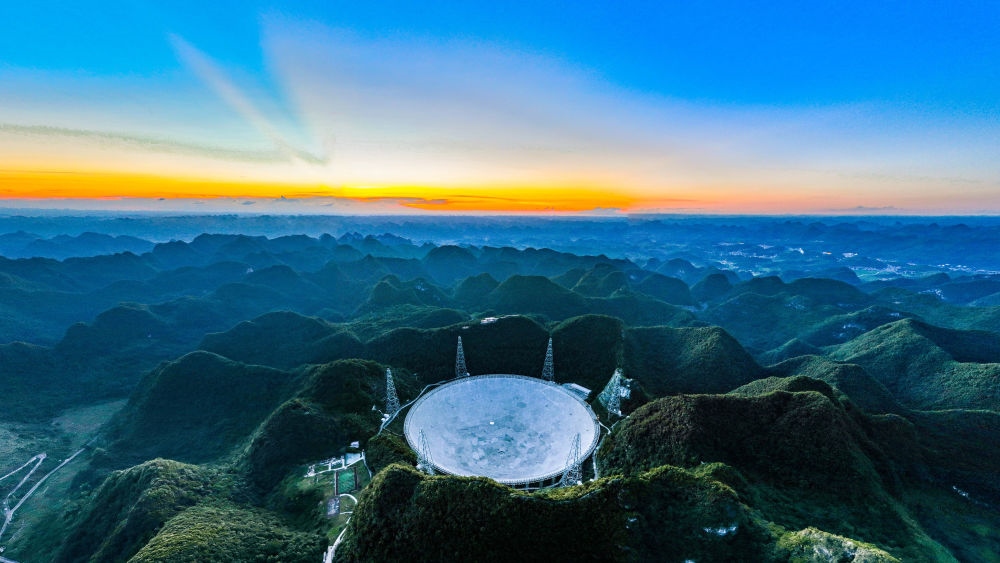 2022年7月21日，霞光中的“中國(guó)天眼”（維護(hù)保養(yǎng)期間拍攝）。新華社記者 歐東衢 攝