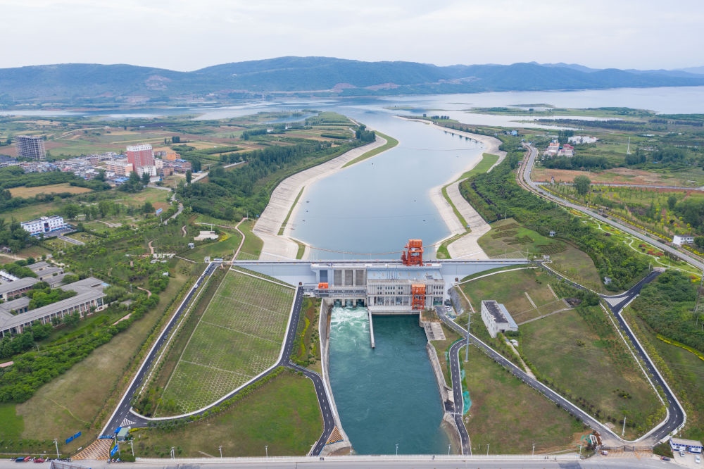 這是2021年5月20日在河南省南陽(yáng)市淅川縣拍攝的南水北調(diào)中線工程陶岔渠首（無(wú)人機(jī)照片）。新華社記者 才揚(yáng) 攝