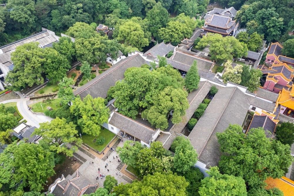這是2023年6月8日在長(zhǎng)沙市岳麓區(qū)拍攝的岳麓書(shū)院（無(wú)人機(jī)照片）。新華社記者 陳思汗 攝