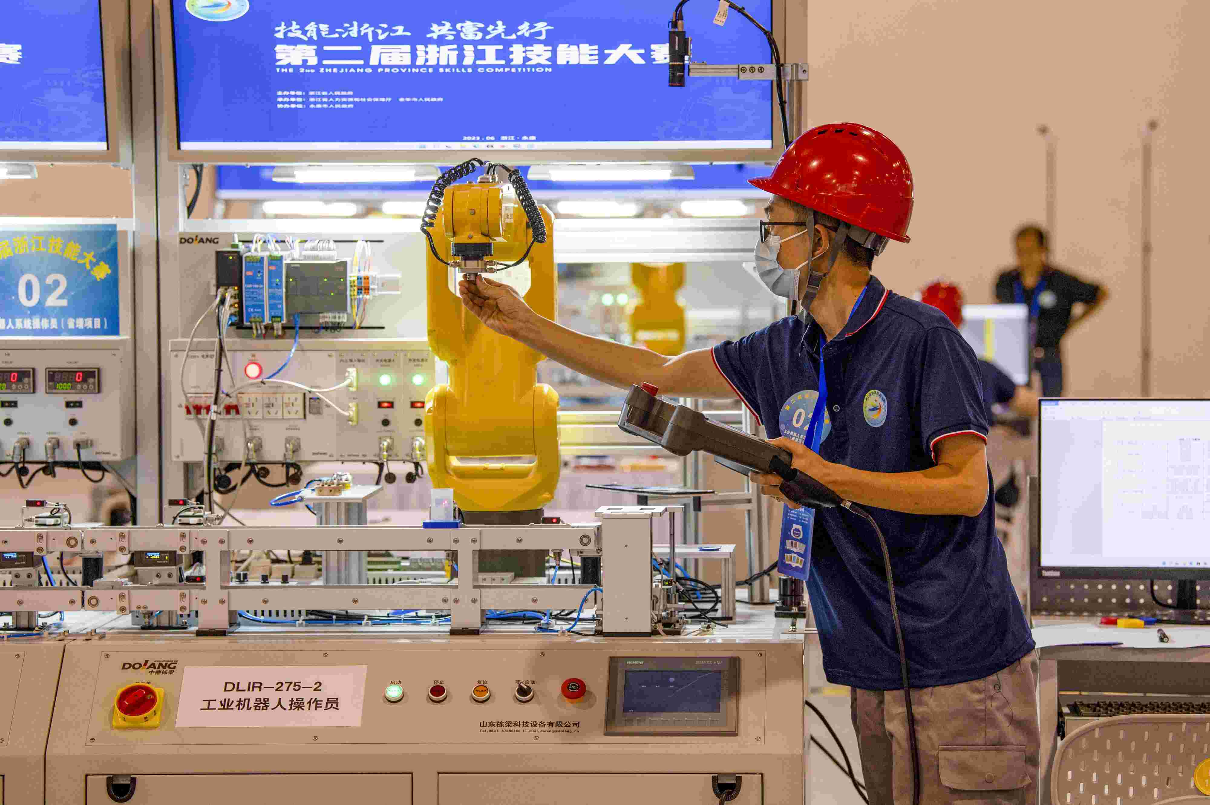 2023年6月19日，第二屆浙江技能大賽在永康市國(guó)際會(huì)展中心舉行。參賽選手在進(jìn)行工業(yè)機(jī)器人系統(tǒng)操作員項(xiàng)目比賽。