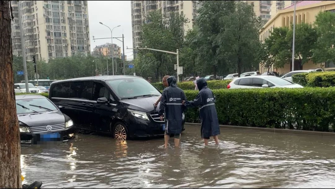 中國太保產(chǎn)險北京分公司及時處理被淹車輛。受訪者供圖
