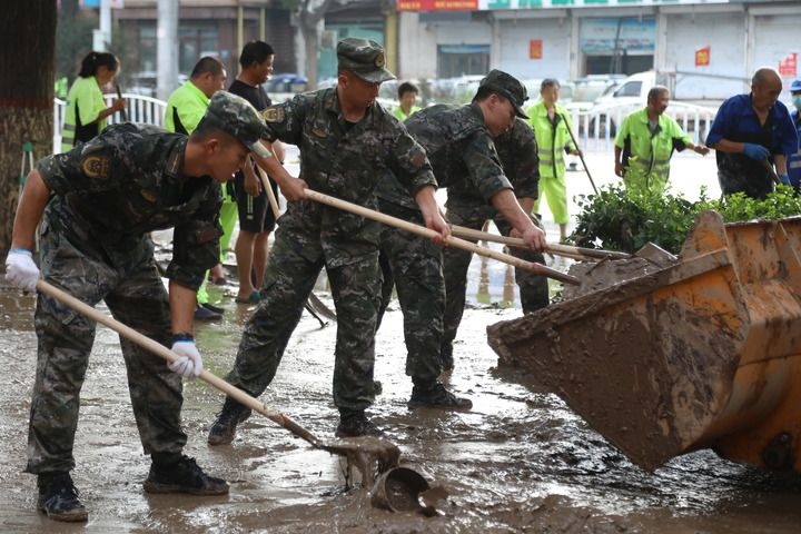 武警河北總隊(duì)保定支隊(duì)官兵在涿州市城西107國(guó)道沿線清理淤泥（8月5日攝）。新華社發(fā)（王紅強(qiáng) 攝）