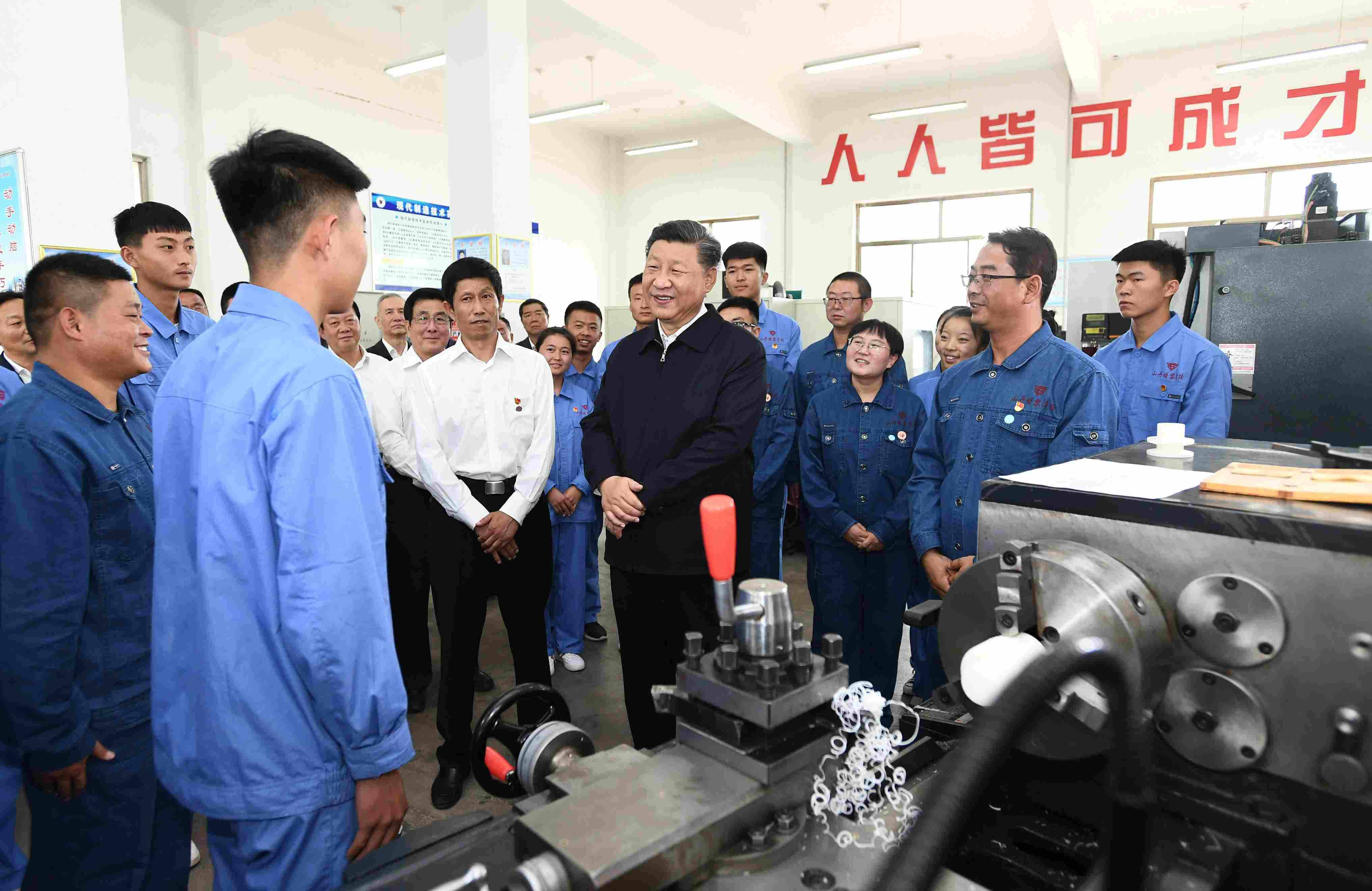 2019年8月20日，習(xí)近平在甘肅省張掖市山丹培黎學(xué)?，F(xiàn)代制造技術(shù)實訓(xùn)室，觀看職業(yè)技能實訓(xùn)，同師生親切交流。