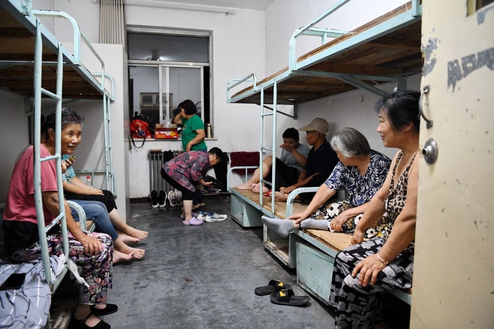群眾在河北省涿州市職教中心安置點(diǎn)內(nèi)休息（8月1日攝）。新華社記者 牟宇 攝