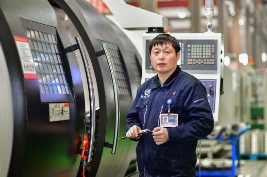 孫明在數(shù)控機(jī)床生產(chǎn)車(chē)間。航空工業(yè)沈飛供圖