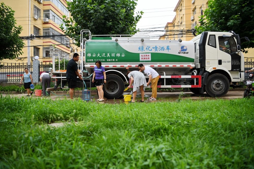 河北省涿州市新星小區(qū)居民從供水車?yán)锝铀?月4日攝）。新華社記者 牟宇 攝