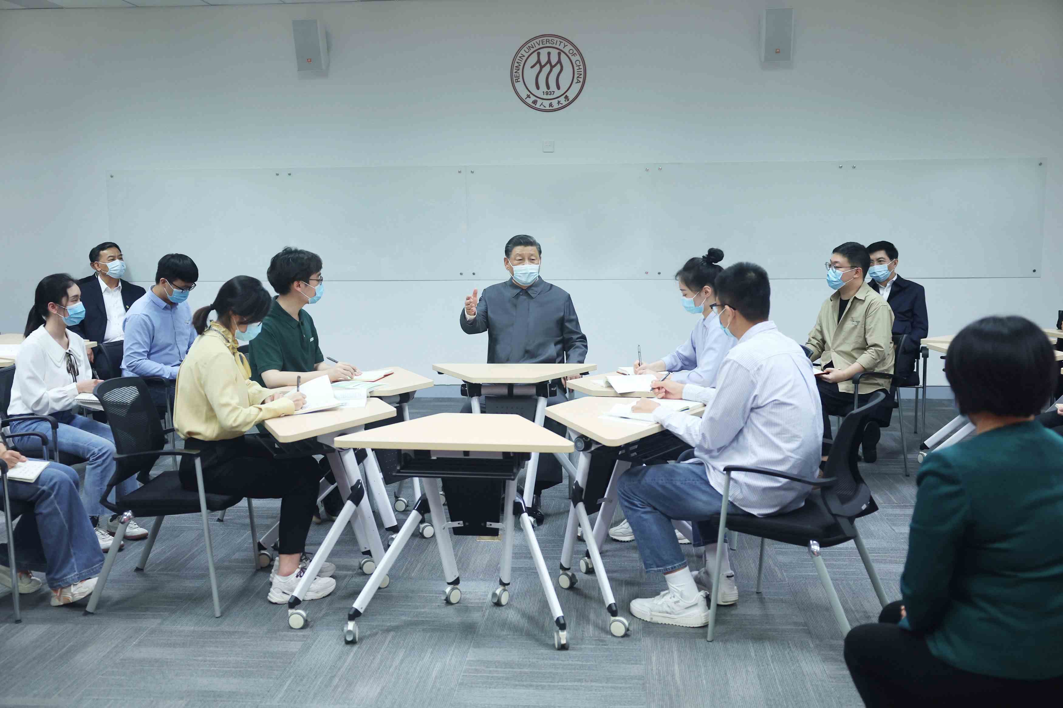 2022年4月25日，習(xí)近平總書記來到中國人民大學(xué)考察調(diào)研。這是總書記在立德樓觀摩思政課智慧教室現(xiàn)場教學(xué)并參與討論。
