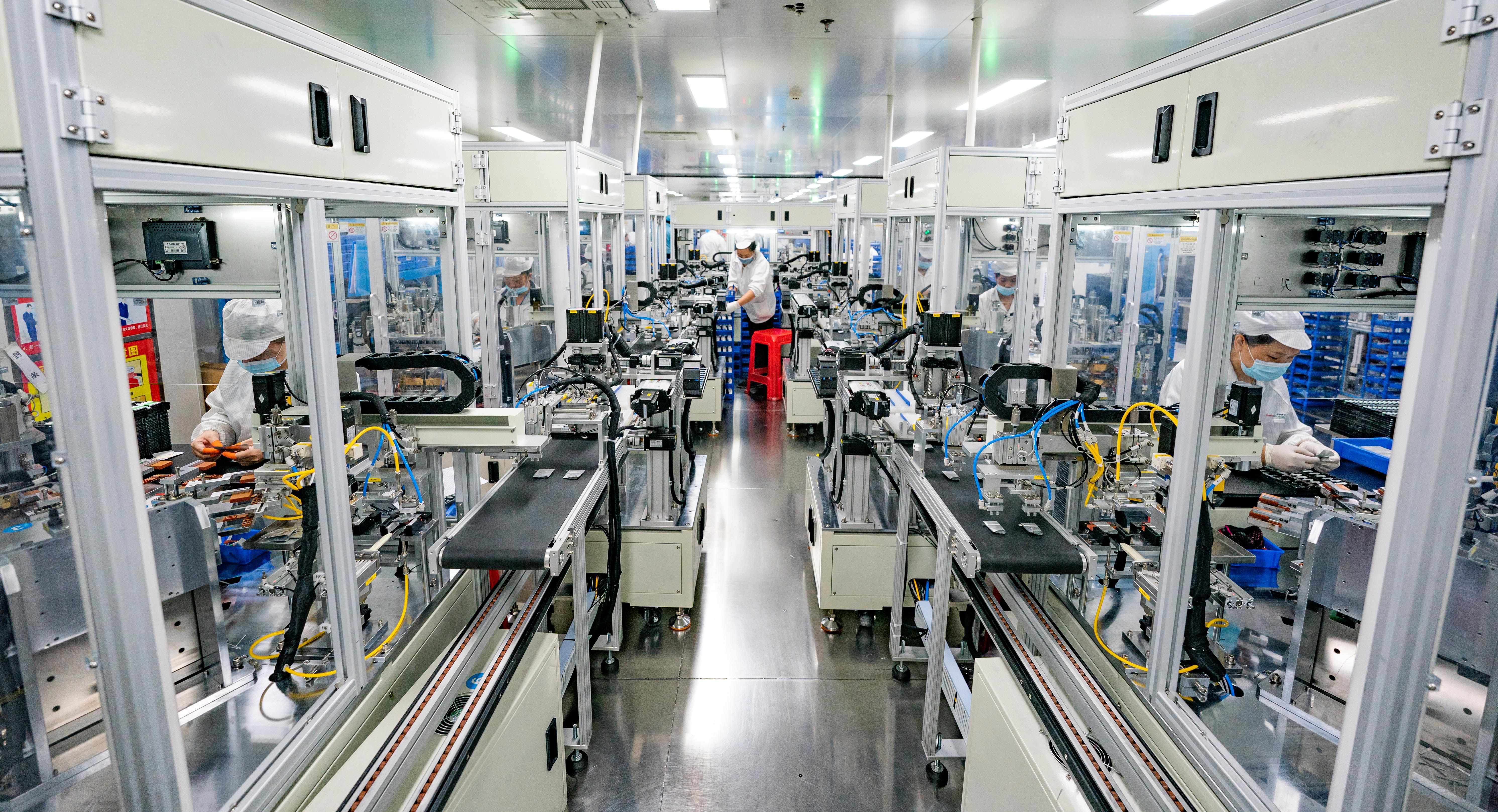 2023年5月17日，江西新余一家電子公司生產(chǎn)車間內(nèi)，技術工人在鋰電池生產(chǎn)線忙于趕制訂單產(chǎn)品。