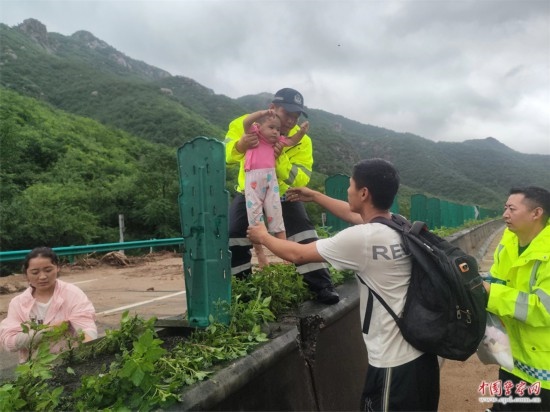 7月31日，張涿高速，高速交警涿鹿大隊民警救助洪水被困群眾。
