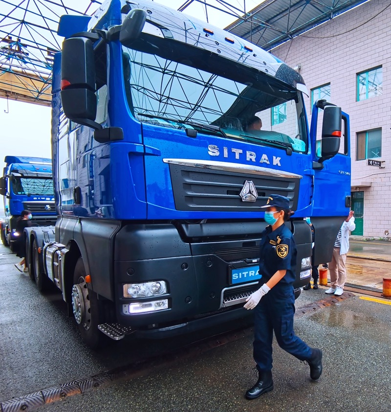 關員正在對出口車輛進行登臨檢查。人民網(wǎng)記者 栗翹楚攝