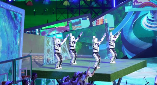 圖5：熊貓機器人在大運會閉幕式升降舞臺上表演