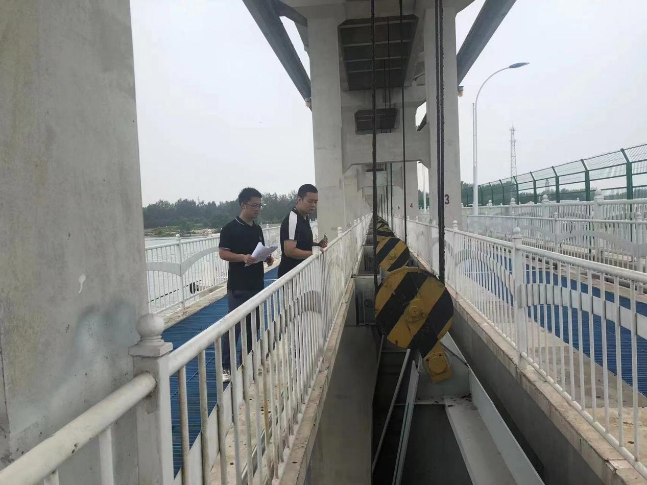 海委海河下游管理局獨(dú)流減河進(jìn)洪閘管理處工作人員檢查水閘閘門啟閉機(jī)。受訪者供圖