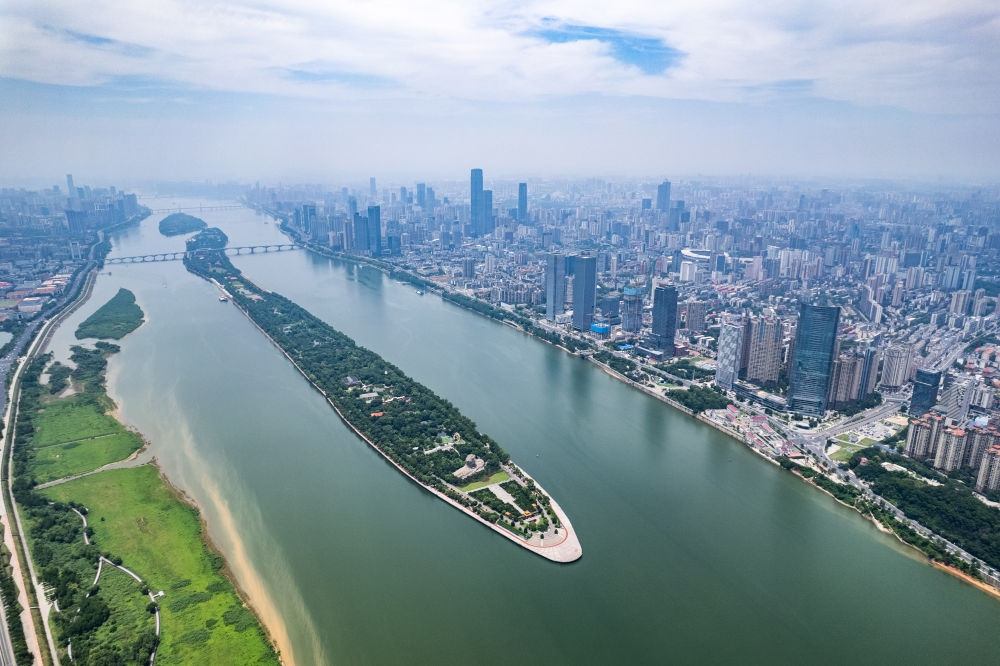 這是6月9日拍攝的長沙橘子洲景區(qū)（無人機(jī)照片）。新華社記者 陳思汗 攝