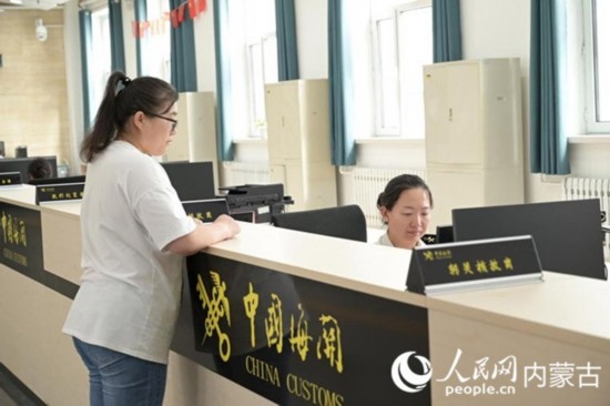代理報(bào)關(guān)企業(yè)正在滿洲里車站海關(guān)綜合服務(wù)大廳辦理業(yè)務(wù)。人民網(wǎng) 寇雅楠攝