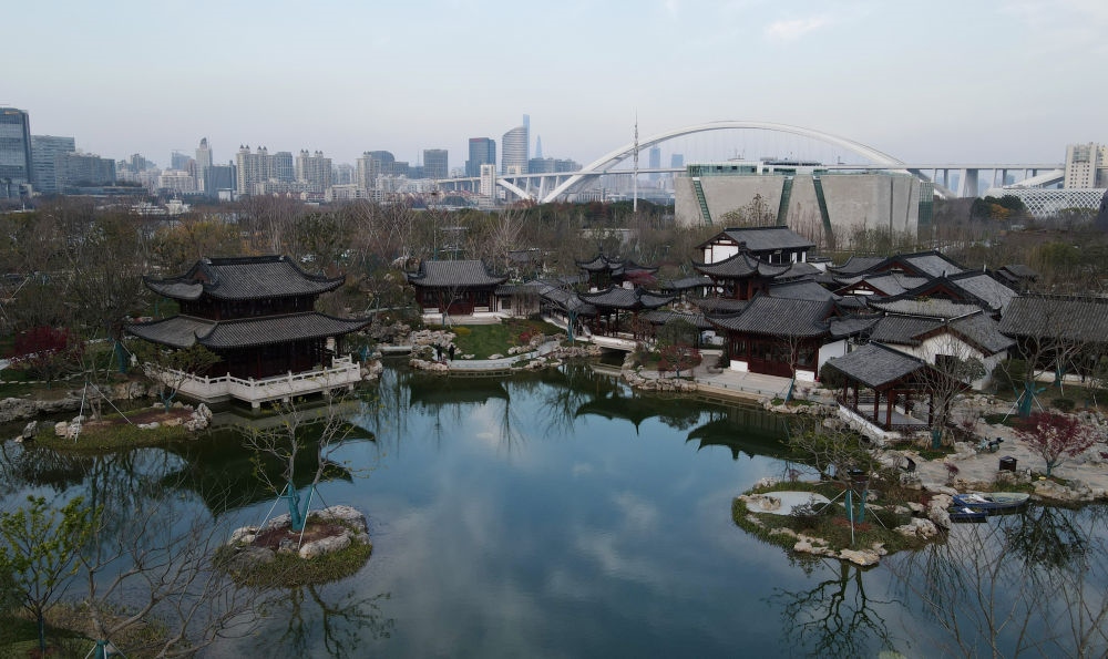 俯瞰位于浦東新區(qū)的上海世博文化公園“申園”中式園林（2021年12月20日攝，無人機(jī)照片）。新華社記者 方喆 攝
