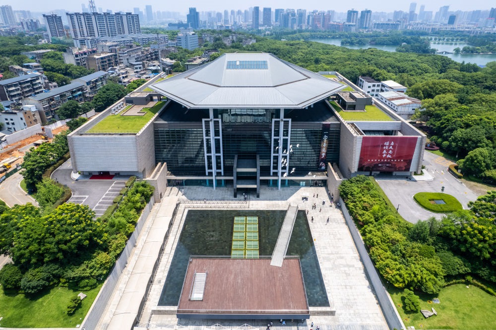這是在長沙市開福區(qū)拍攝的湖南博物院及周邊景色（無人機(jī)照片，6月7日攝）。新華社記者 陳思汗 攝