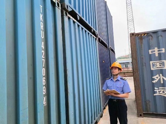 鐵路貨運(yùn)員在檢查集裝箱箱體情況、記錄箱號。中國鐵路廣州局集團(tuán)有限公司供圖