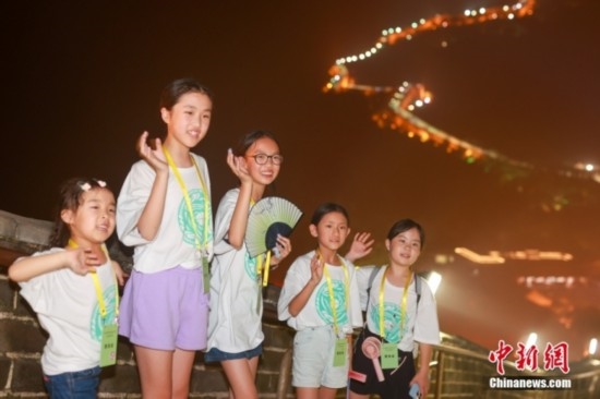 8月9日晚，2023海外華裔青少年夏季研學(xué)營的學(xué)員們夜游八達(dá)嶺長城。圖為學(xué)員們在長城上拍照。<a target='_blank' href='/'><p align=