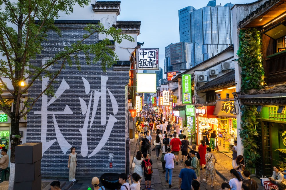 游客在長沙市天心區(qū)太平老街打卡、游玩（無人機(jī)照片，6月7日攝）。新華社記者 陳思汗 攝
