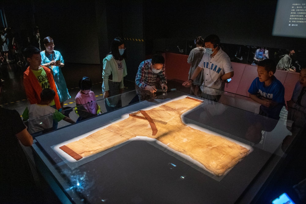 在湖南博物院，游客在參觀馬王堆漢墓出土文物“素紗單衣”（6月7日攝）。新華社記者 陳思汗 攝