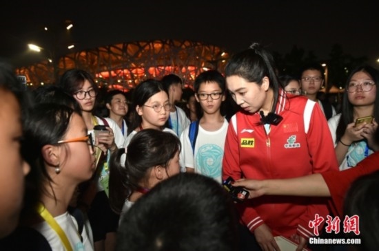 圖為小學(xué)員向李曉霞分享自己運(yùn)動經(jīng)歷。<a target='_blank' href='/' ><p align=