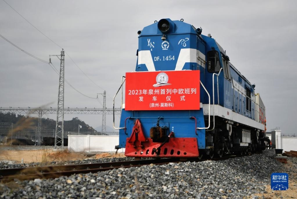 2月3日，中歐班列駛出興泉鐵路黃塘站。當(dāng)日，滿載著55個集裝箱的中歐班列，從位于福建泉州惠安縣的興泉鐵路黃塘站駛出。這是泉州今年開出的首趟中歐班列，也是興泉鐵路開通后的首趟泉州中歐班列。據(jù)了解，此次班列裝載產(chǎn)品主要來自泉州進(jìn)出口企業(yè)，貨重601.4噸，貨值約262.5萬美元。新華社記者 魏培全 攝