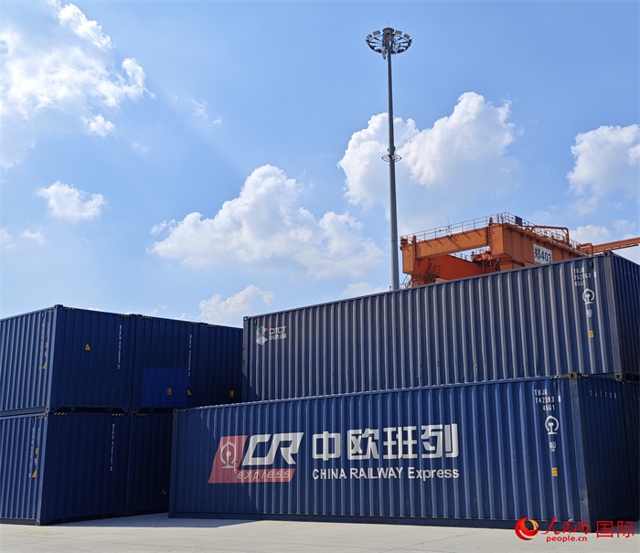 8月3日，中歐班列（中豫號(hào)）集裝箱在鄭州車站海關(guān)等候查驗(yàn)。人民網(wǎng) 崔譯戈攝