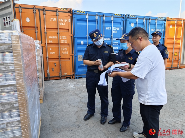 8月3日，鄭州車站海關(guān)工作人員在查驗(yàn)報(bào)關(guān)貨物。人民網(wǎng) 崔譯戈攝