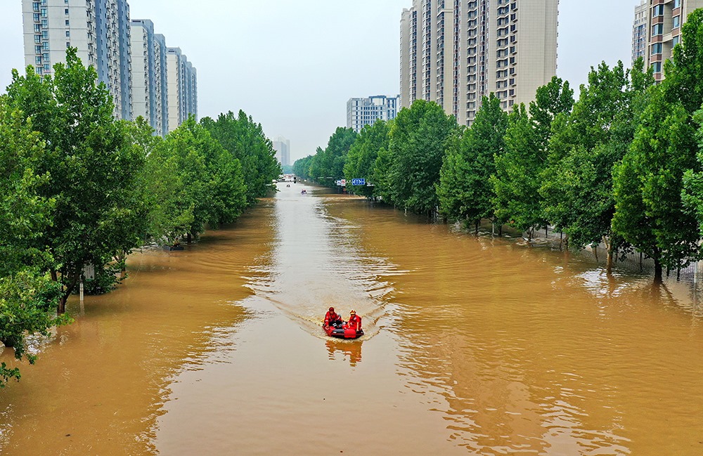 2023年8月2日，救援人員在河北省涿州市市區(qū)乘坐沖鋒舟前去轉(zhuǎn)移受災(zāi)群眾。
