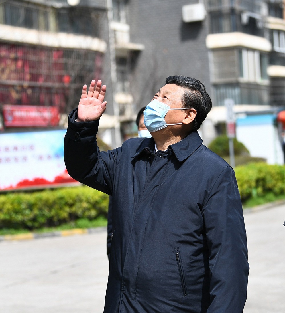2020年3月10日，習(xí)近平總書記在湖北省武漢市東湖新城社區(qū)考察時(shí)，向在家隔離居住的居民揮手致意、表示慰問。