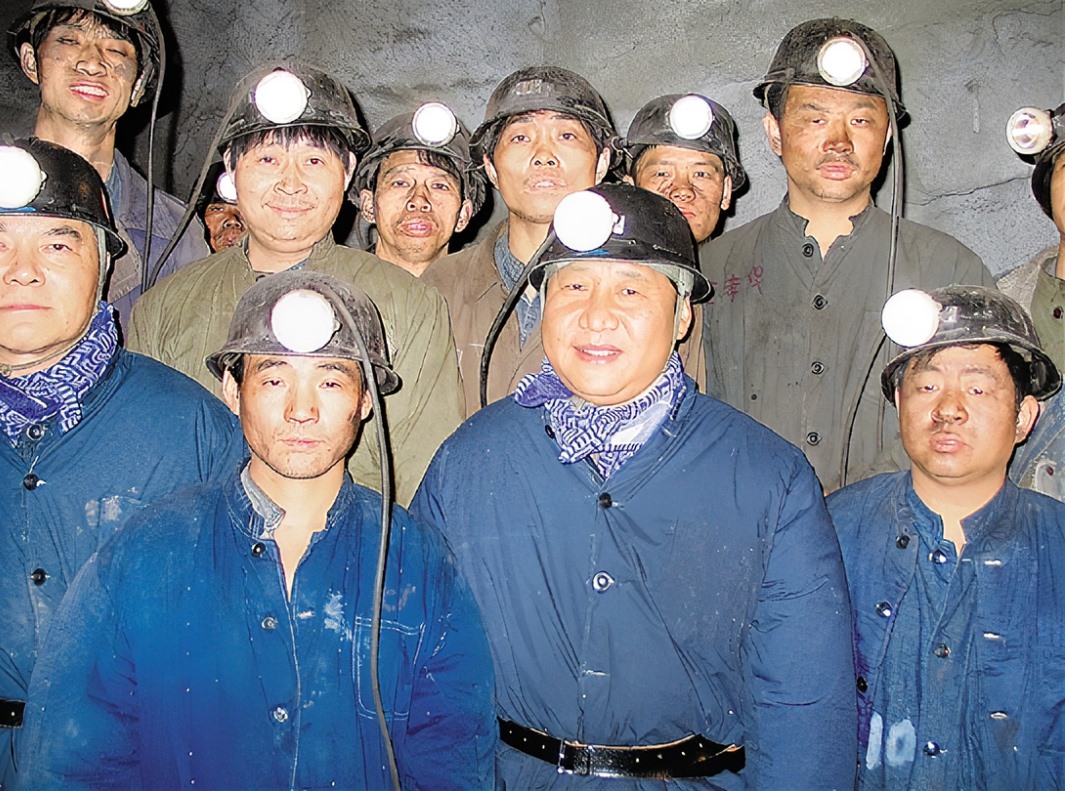 2005年1月26日，習(xí)近平在浙江省湖州市長興縣長廣煤礦井下慰問煤礦工人。