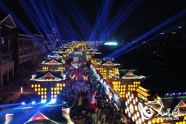 廣西南寧市良慶區(qū)的“南寧之夜”街區(qū)燈火璀璨。人民網(wǎng) 王勇攝