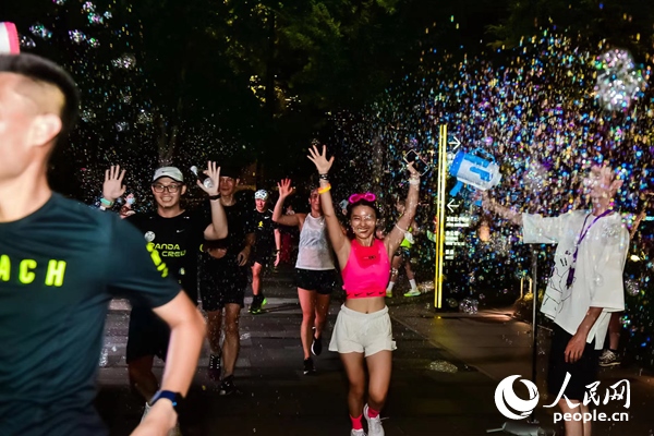 運動愛好者參加上海外灘楓徑NIKE熒光跑。圖片由BFC外灘金融中心提供
