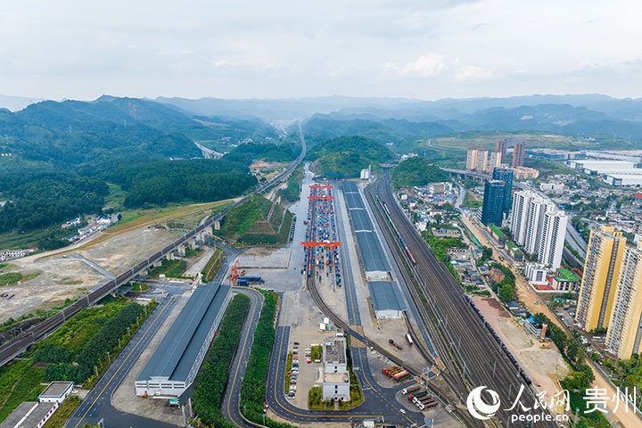 航拍貴陽(yáng)國(guó)際陸港。人民網(wǎng)記者 涂敏攝