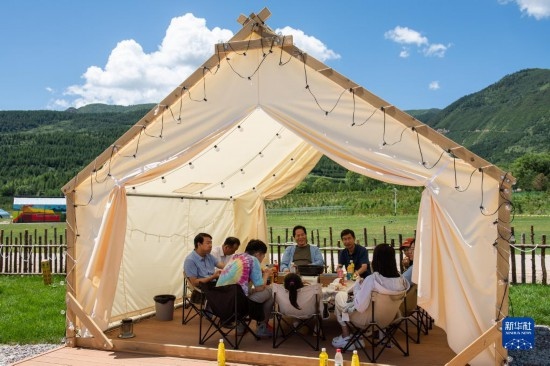 8月12日，游客在寧夏固原市涇源縣大灣鄉(xiāng)楊嶺村品嘗當(dāng)?shù)孛朗?。新華社記者 李旭倫 攝