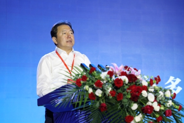 鄂爾多斯市委常委、伊金霍洛旗委書記華瑞鋒致辭。人民網(wǎng)記者 李乃妍攝