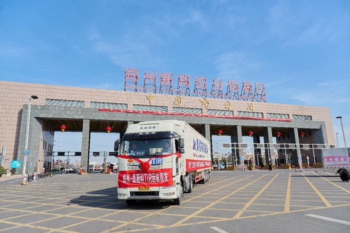 2023年2月20日，鄭州—莫斯科TIR運(yùn)輸首發(fā)車輛駛出鄭州新鄭綜合保稅區(qū)。新鄭海關(guān)供圖