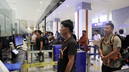 6月13日，乘坐中老鐵路國際旅客列車的旅客在磨憨邊檢大廳排隊候檢。李揚 攝