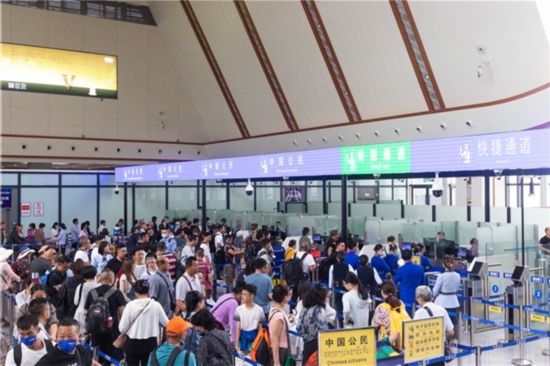 7月22日，乘坐中老鐵路國際旅客列車的旅客在磨憨邊檢大廳排隊候檢。衛(wèi)海林 攝