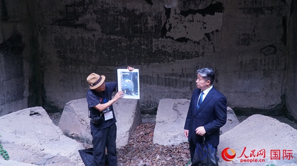 毒氣島歷史研究所事務(wù)局長山內(nèi)正之在毒氣儲存遺址為大家介紹日軍發(fā)動毒氣戰(zhàn)的罪證。人民網(wǎng) 蔣曉辰攝