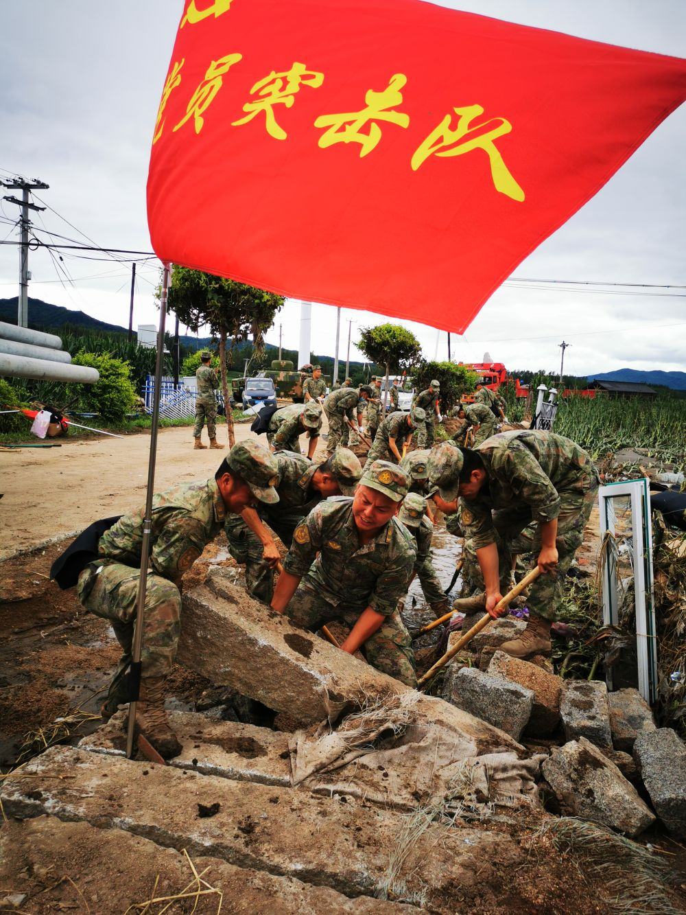 8月7日，陸軍第78集團(tuán)軍某旅組織黨員突擊隊(duì)在吉林舒蘭市七里鄉(xiāng)清理路障。新華社發(fā)（劉洋 攝）