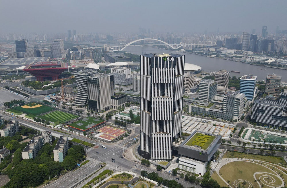位于上海浦東新區(qū)世博園區(qū)的金磚國家新開發(fā)銀行總部大樓（2022年6月17日攝，無人機照片）。新華社記者 方喆 攝