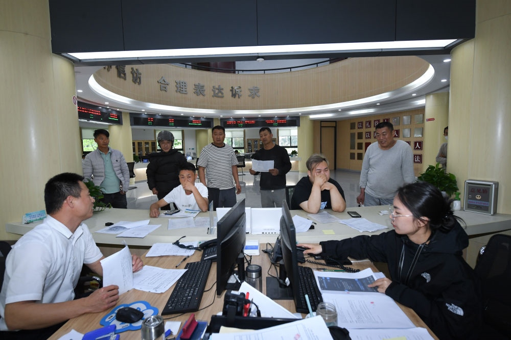 浙江省安吉縣社會(huì)治理中心工作人員在處理群眾信訪(fǎng)訴求（5月8日攝）。新華社記者 翁忻旸 攝