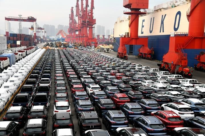 商品車在山東港口青島港大港公司八號碼頭等候裝船（2022年8月7日）。大型滾裝貨輪“晨聲輪”靠泊山東港口青島港大港公司八號碼頭，將各類逾1900輛商品車運往非洲。新華社記者 李紫恒 攝