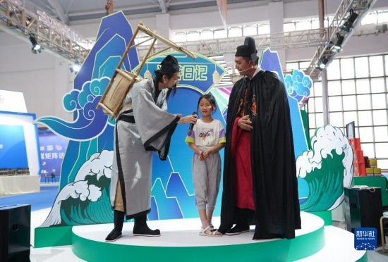 8月16日，一名小朋友在第七屆中國—南亞博覽會文化旅游館參加問答活動。