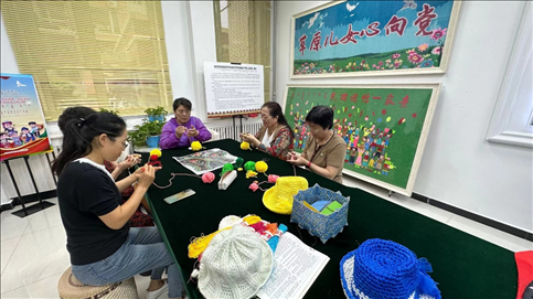 臨潢家園社區(qū)居民在社區(qū)少數(shù)民族文體活動(dòng)中心進(jìn)行刺繡編織創(chuàng)作。人民網(wǎng)記者 金洪花攝