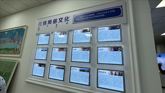 社區(qū)服務(wù)中心內(nèi)民族風(fēng)俗文化墻。人民網(wǎng)記者 金洪花攝