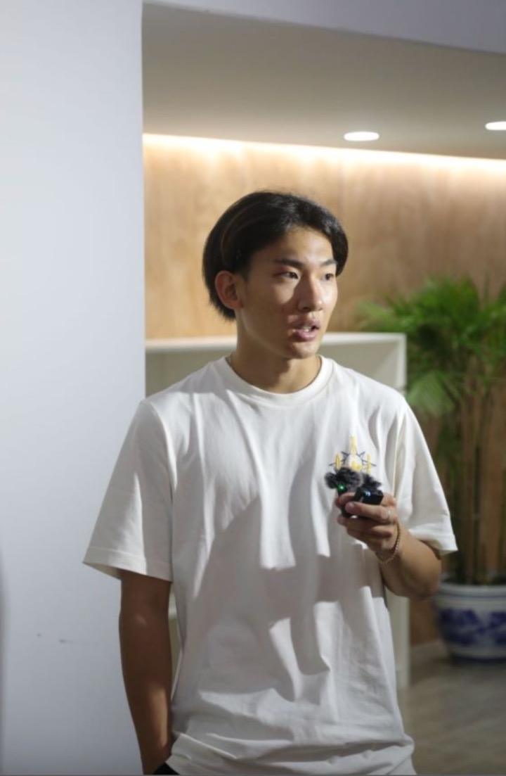 蘇翊鳴接受媒體采訪。